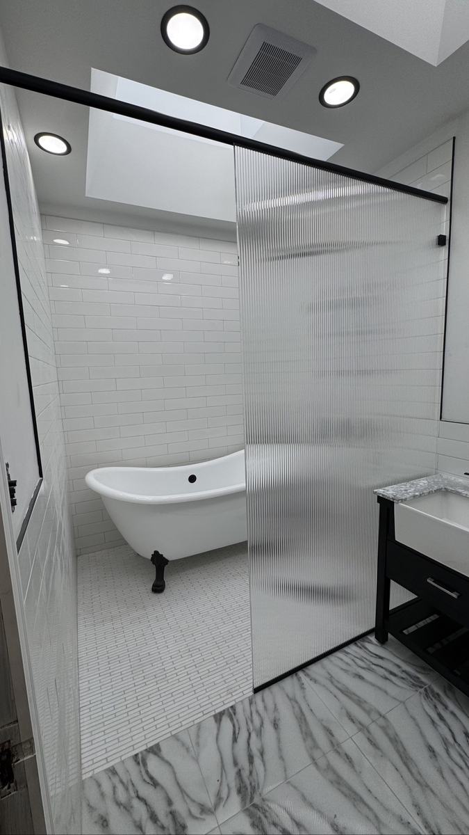 Fluted glass splashguard with matte black hardware